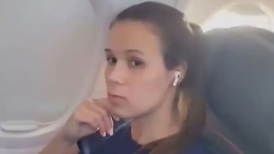 Jeniffer Catro, la joven que no le quiso dar el asiento de la ventana a un niño en el avión. Foto captura