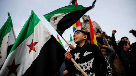 Manifestantes con la nueva bandera de Siria. Foto: Reuters.