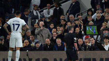 La expulsión del Cuti Romero ante Chelsea. Foto: EFE