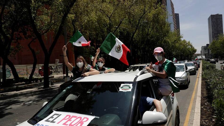 Coronavirus en México, exigen renuncia del presidente López Obrador con caravana de autos, Reuters