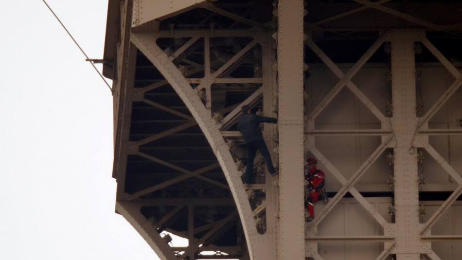 Hombre escala la Torre Eiffel - Reuters