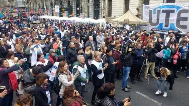 Docentes marcharon a Plaza de Mayo: "Es ruido en la panza lo que sienten los chicos"