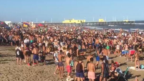 Incidentes en Pinamar: la policía dispersó a cientos de jóvenes por no respetar el distanciamiento