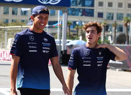 Franco Colapinto y el piloto tailandés Alex Albon de Williams Racing caminan en el pitlane antes del Gran Premio de Fórmula Uno de Azerbaiyán de 2024, en el circuito de la ciudad de Bakú. EFE