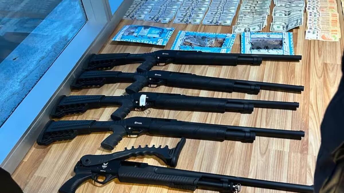 Algunas de las pertenencias secuestradas en el allanamiento. Foto: PFA.