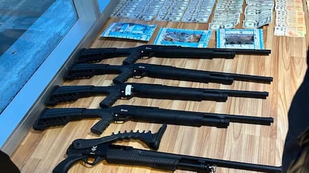 Algunas de las pertenencias secuestradas en el allanamiento. Foto: PFA.