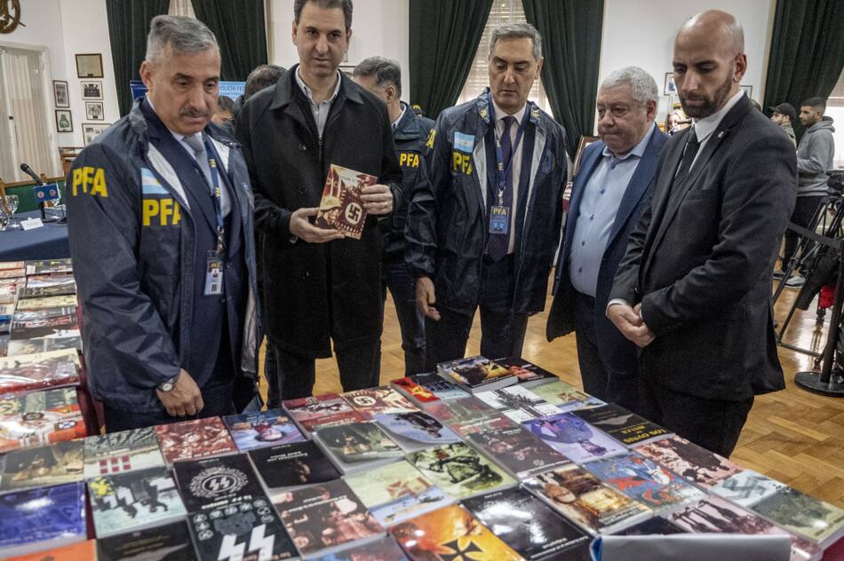 La Policía Federal Argentina frente a las publicaciones nazis. Foto: Télam