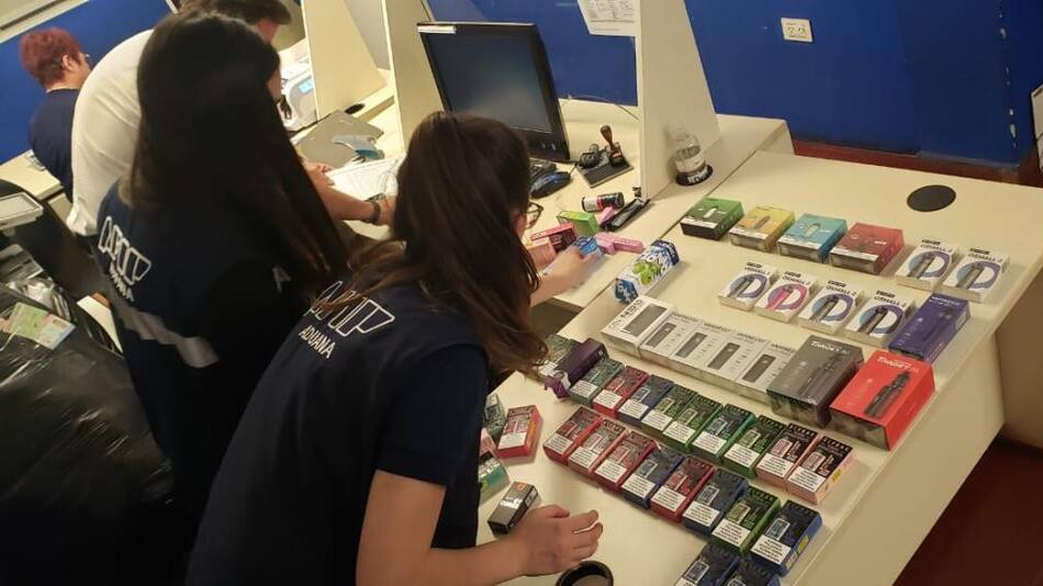 Operativo de Aduana por contrabando de cigarrillos electrónicos. Foto: Prensa
