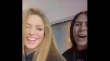 Shakira y amiga, foto captura de video