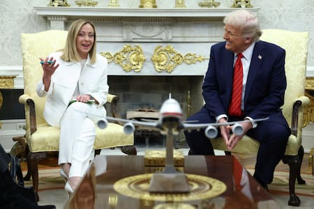 Giorgia Meloni y Donald Trump. Foto: REUTERS/Evelyn Hockstein.