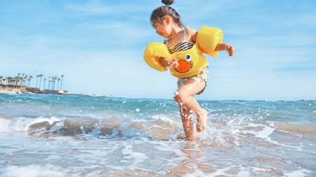 El color del traje de baños de los niños, clave para la seguridad en el agua. Foto: Unsplash.