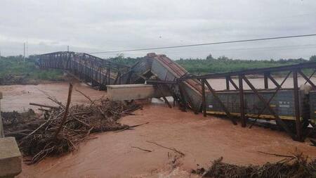 Salta - cayó puente ferroviario sobre el río Colorado justo cuando pasaba el tren de Belgrano Cargas