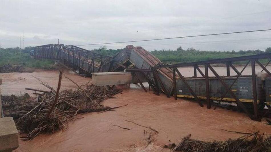 Salta - cayó puente ferroviario sobre el río Colorado justo cuando pasaba el tren de Belgrano Cargas