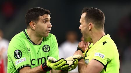 Dibu Martínez con el árbitro del duelo entre Lille y Aston Villa por la Europa League. Foto: REUTERS.