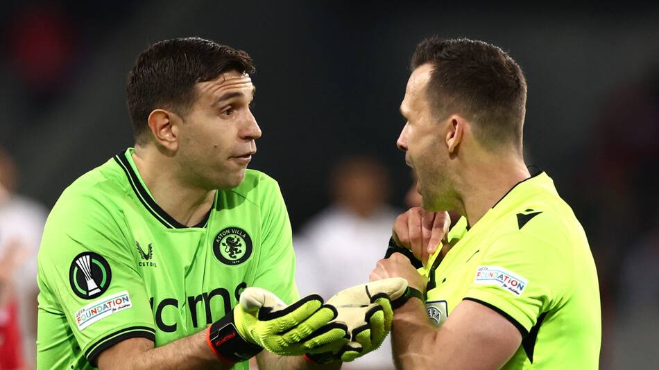 Dibu Martínez con el árbitro del duelo entre Lille y Aston Villa por la Europa League. Foto: REUTERS.
