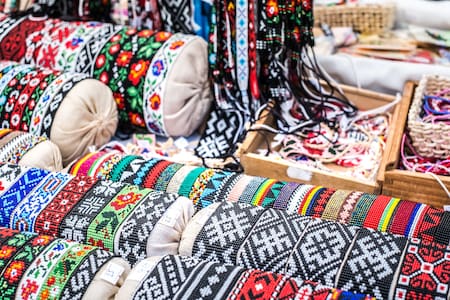 Por qué recomiendan usar una cinta roja en la muñeca. Foto: Unsplash