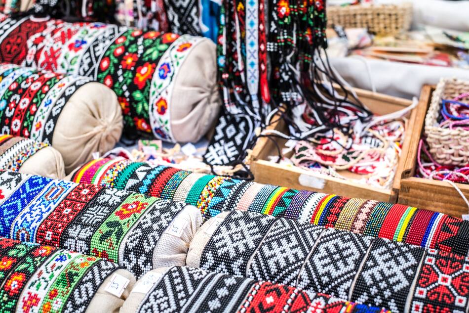 Por qué recomiendan usar una cinta roja en la muñeca. Foto: Unsplash