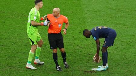 Dibu Martínez ante la Selección de Francia en la final de Qatar. Foto:NA