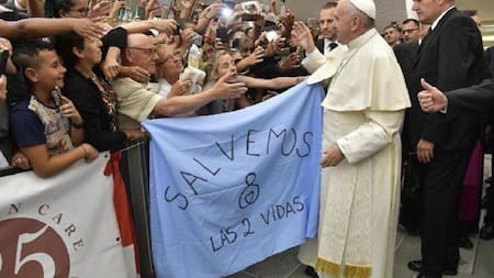 Bandera contra el aborto en el Vaticano - Papa Francisco -