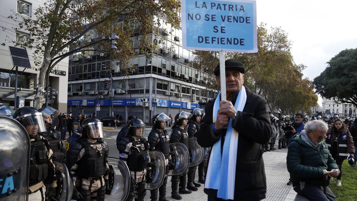 Tensión entre manifestantes y la Gendarmería en una nueva marcha de jubilados en el Congreso. Foto: NA.
