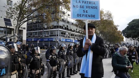 Marcha de jubilados en el Congreso: nueva jornada de tensión entre manifestantes y Gendarmería