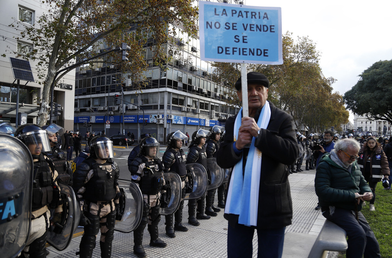 Tensión entre manifestantes y la Gendarmería en una nueva marcha de jubilados en el Congreso. Foto: NA.