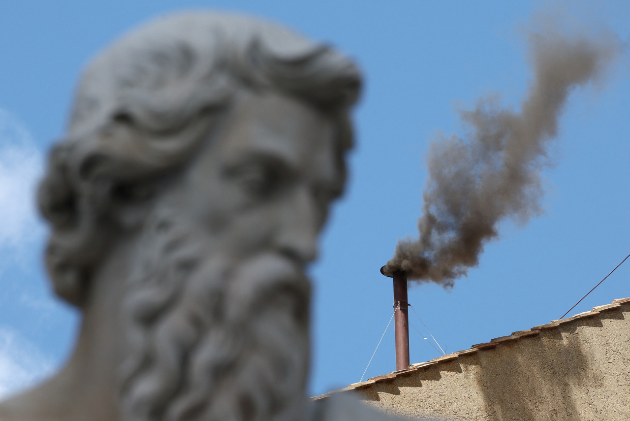 Fumata negra en la Capilla Sixtina. Foto: REUTERS/Guglielmo Mangiapane.