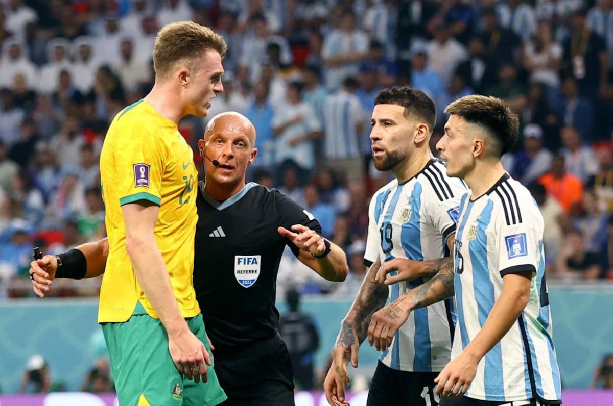 Szymon Marciniak en el partido ante Argentina y Australia. Foto: REUTERS.