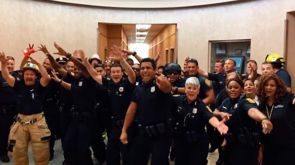 Lo que es viral en Facebook: el baile de los policías al ritmo de Bruno Mars