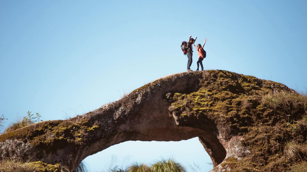 El puente natural que sorprende con su belleza hipnótica.