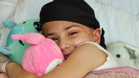 La conmovedora batalla de Isabella: tiene un tumor en la cabeza y su familia junta fondos para tratarla en España