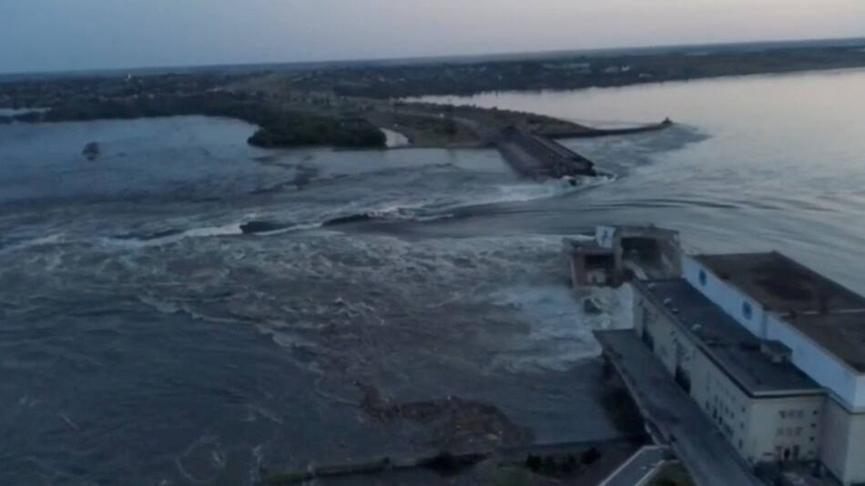 Destrucción de la represa Kajovka en Ucrania. Foto: REUTERS.