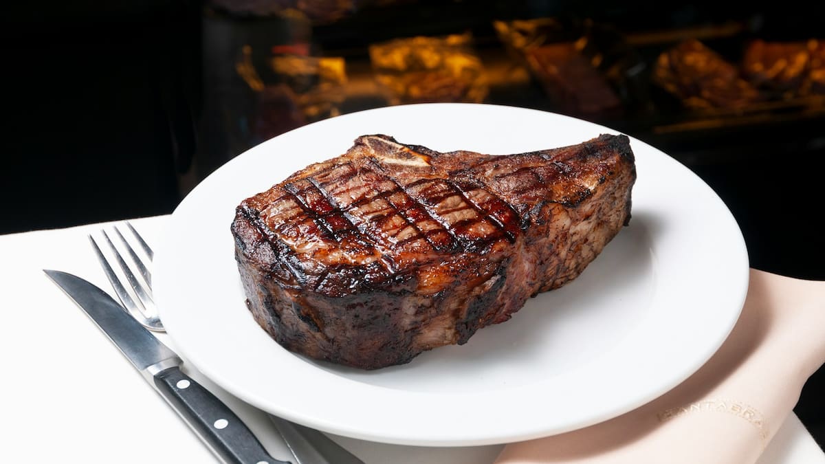Dos chefs concuerdan: “Para un churrasco a la plancha perfecto, no engrases la sartén, sino que lo mejor es untar la carne con unas gotas de aceite”