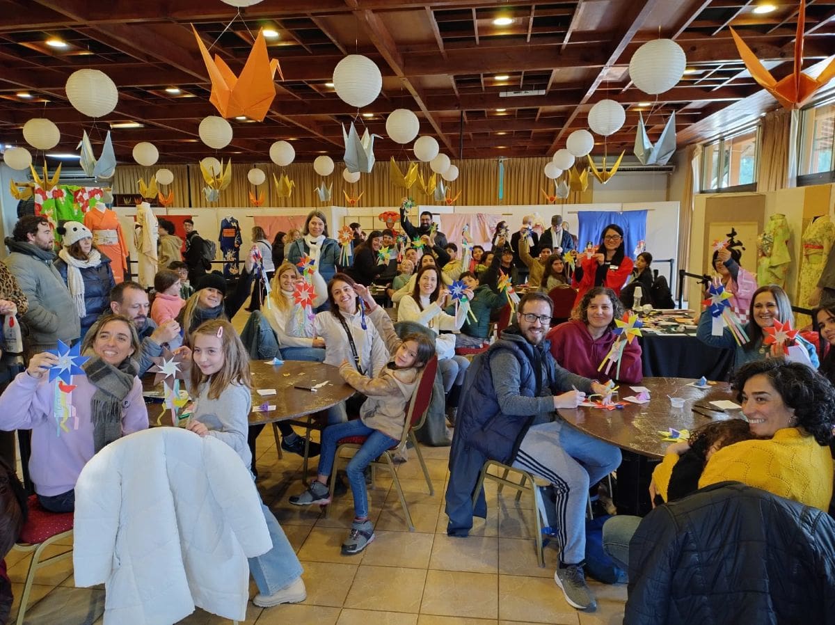 En el Patio Magnolia, docentes guían al público en la creación de figuras simples en sesiones dinámicas durante todo el fin de semana.