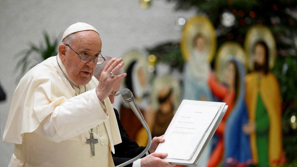 El papa Francisco liderando el Angelus en el Vaticano. Reuters