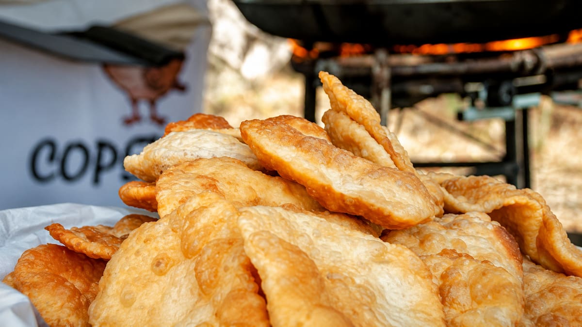 Feria de Mataderos: el stand de tortas fritas que se roba el 25 de Mayo con precios, ubicación y cómo llegar