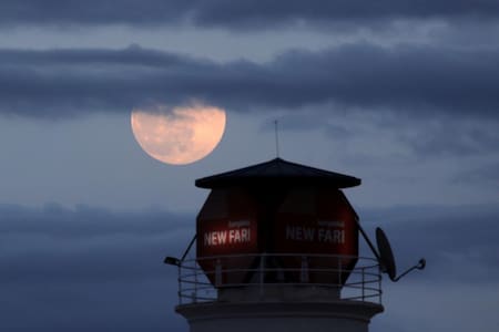Superluna rosa, faro en Tirana, Albania, el 26 de abril de 2021 FLORION GOGA - Reuters