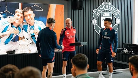 Lisandro Martínez y Alejandro Garnacho, en el Manchester United. Foto: Reuters.