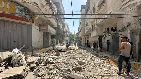 Así quedaron las calles de Nuseirat tras el operativo de rescate de los cuatro rehenes israelíes. Foto: EFE.