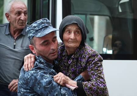 Refugiados tras operación militar en Nagorno Karabaj. Foto: Reuters.