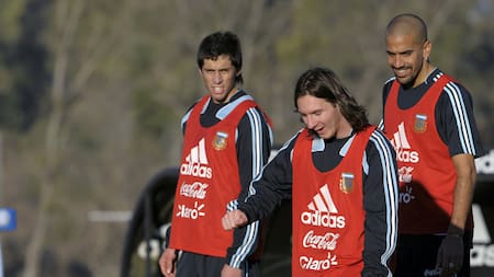 Lionel Messi y Juan Sebastián Verón. Foto: NA.