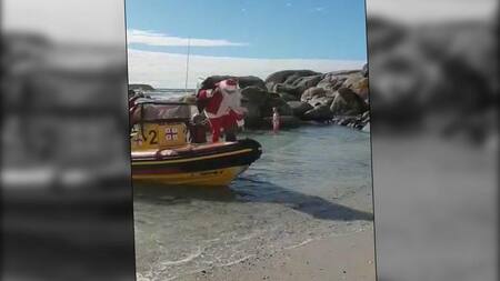 Papá Noel cae del bote