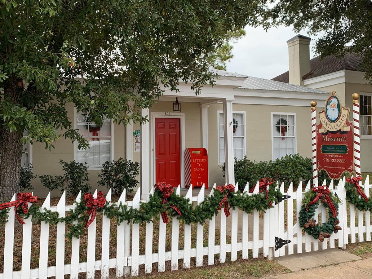 En Indiana existe una localidad llamada Santa Claus que conserva una tradición centenaria. Su curioso museo reúne cartas antiguas, edificios históricos y una estatua gigante del personaje más protagónico de la Navidad.