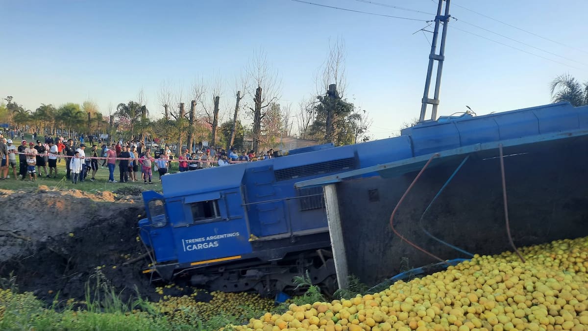 Fuerte choque en Tucumán: un tren de cargas embistió a un camión con limones y descarriló