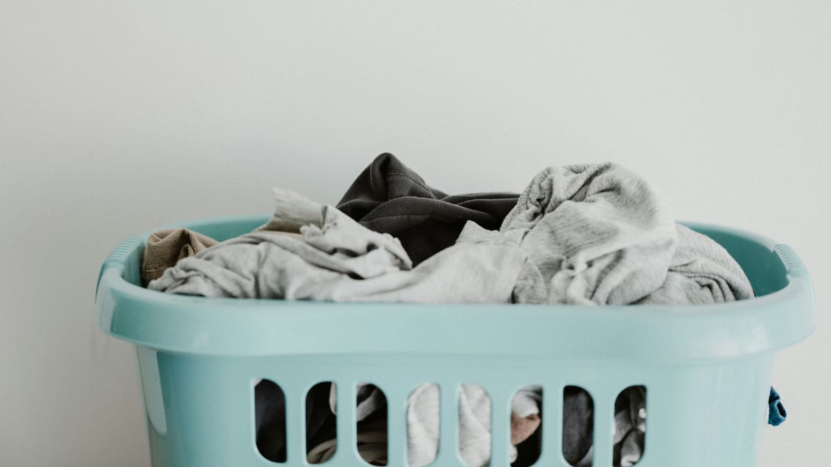 Chau al mal olor: la guía definitiva para lavar la ropa en días de humedad y lograr que se seque más rápido