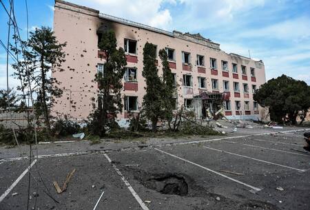 El edificio dañado durante un reciente combate entre fuerzas ucranianas y rusas en la ciudad de Sudzha. Foto: Reuters / Yan Dobronosov.