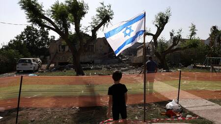 Un niño israelíes en medio de la destrucción. Foto: Reuters.