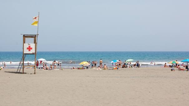 Vacaciones 2024: ¿qué significan los colores de las banderas en la playa?
