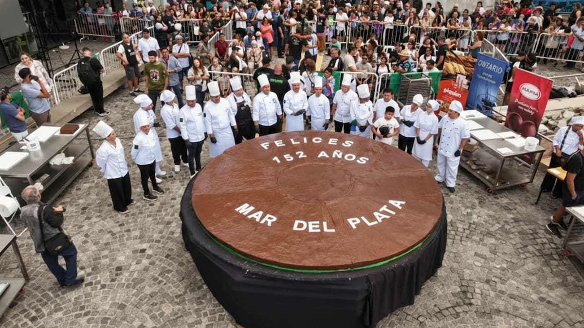 Elaboración del alfajor gigante en Mar del Plata.