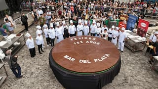 Mar del Plata presentó un alfajor gigante de 720 kilos por su 152° aniversario y va por el récord Guinness